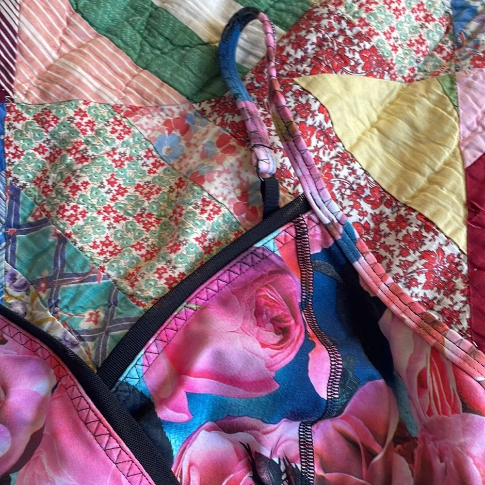 Colorful, springy lululemon sports bra! Fits a size medium, likely size 8/10 - Picture 3 of 7